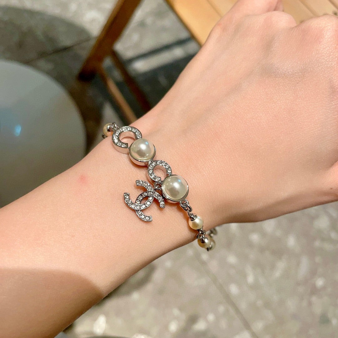 Pearl Bracelet in Polished Metal-Tone – Pearl Detail – Design 003 front product view