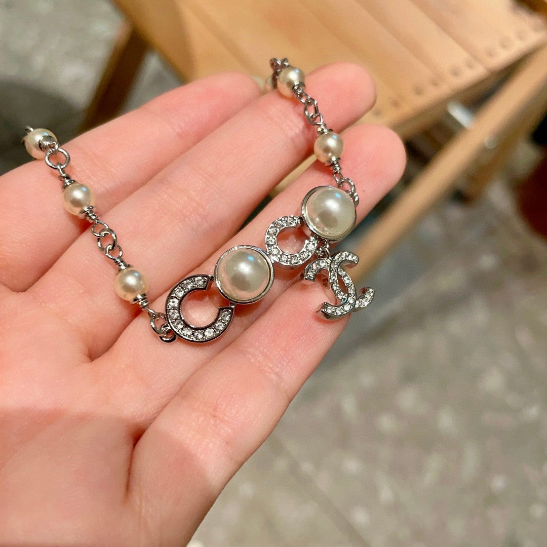 Pearl Bracelet in Polished Metal-Tone – Pearl Detail – Design 003 detail view