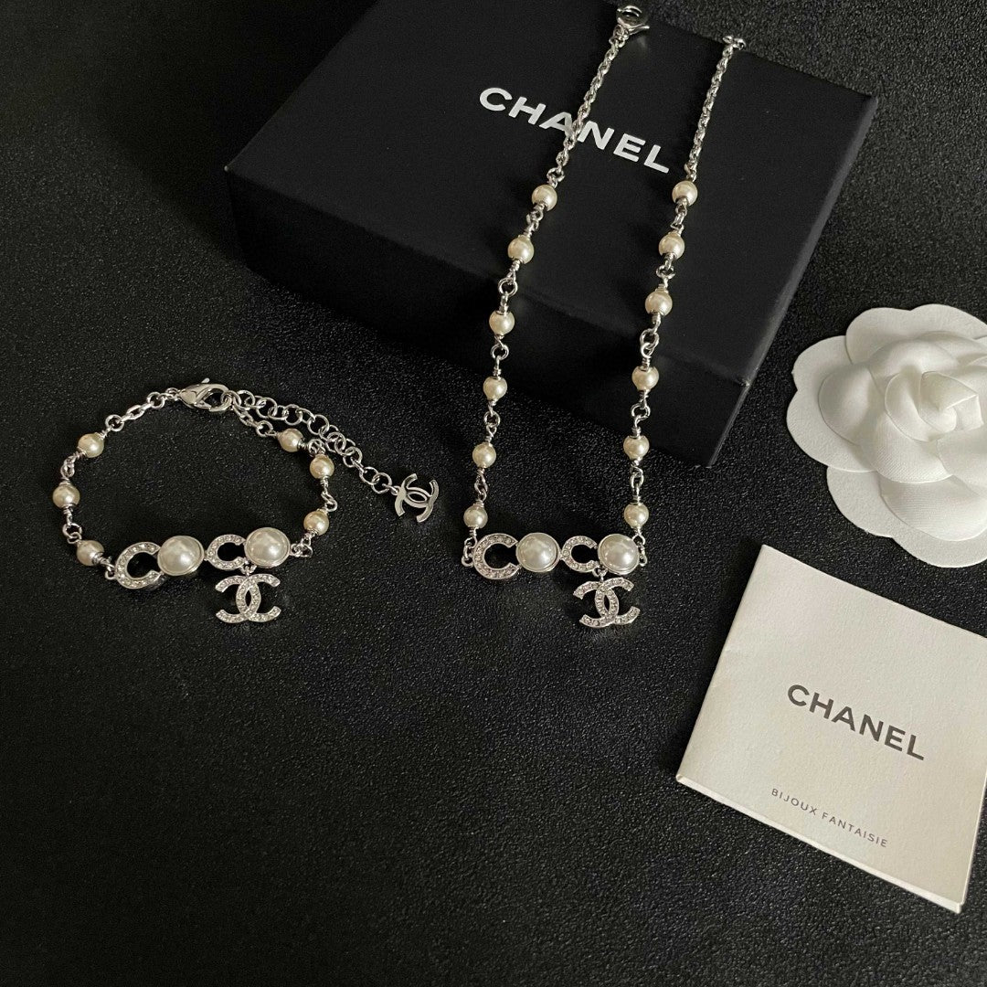 Pearl Bracelet in Polished Metal-Tone – Pearl Detail – Design 003 close-up detail