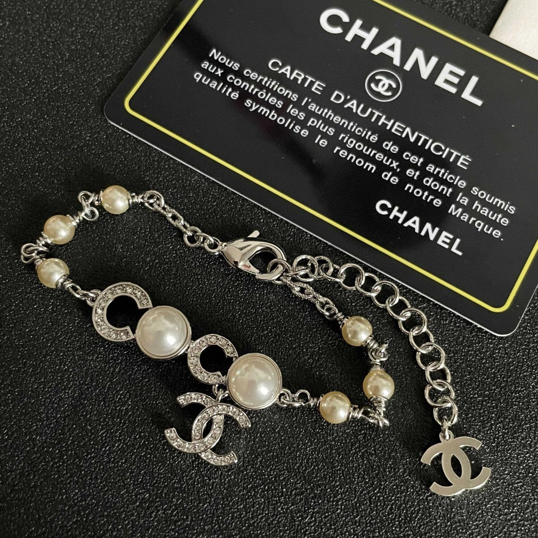 Pearl Bracelet in Polished Metal-Tone – Pearl Detail – Design 003 front product view