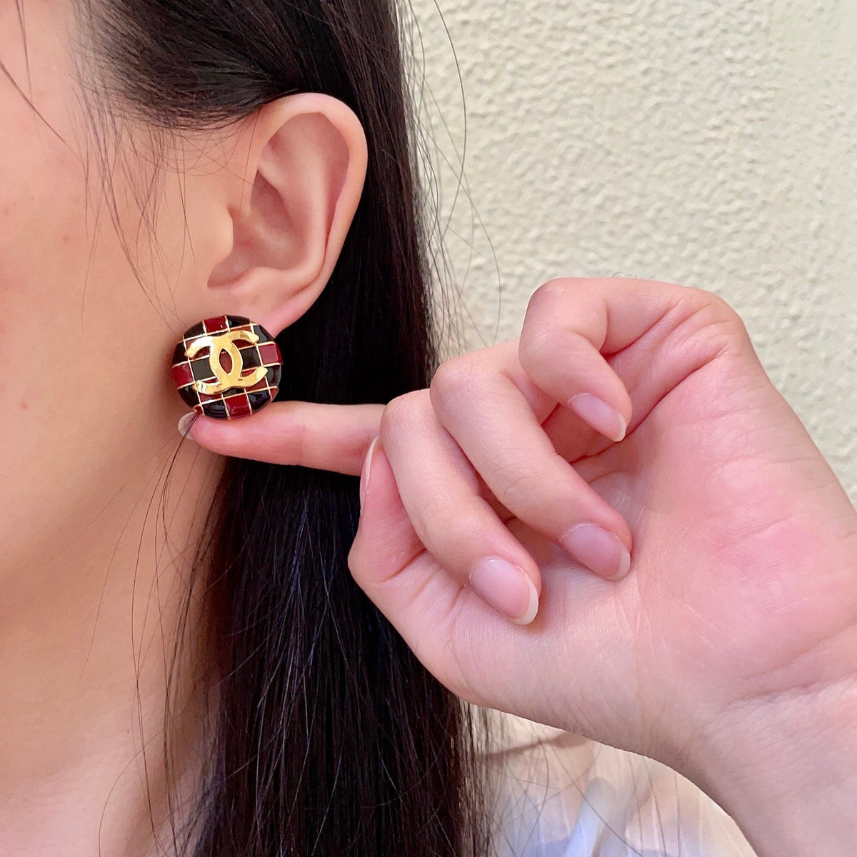 Double-C Emblem Stud Earrings in Polished Metal-Tone – Checkerboard front product view