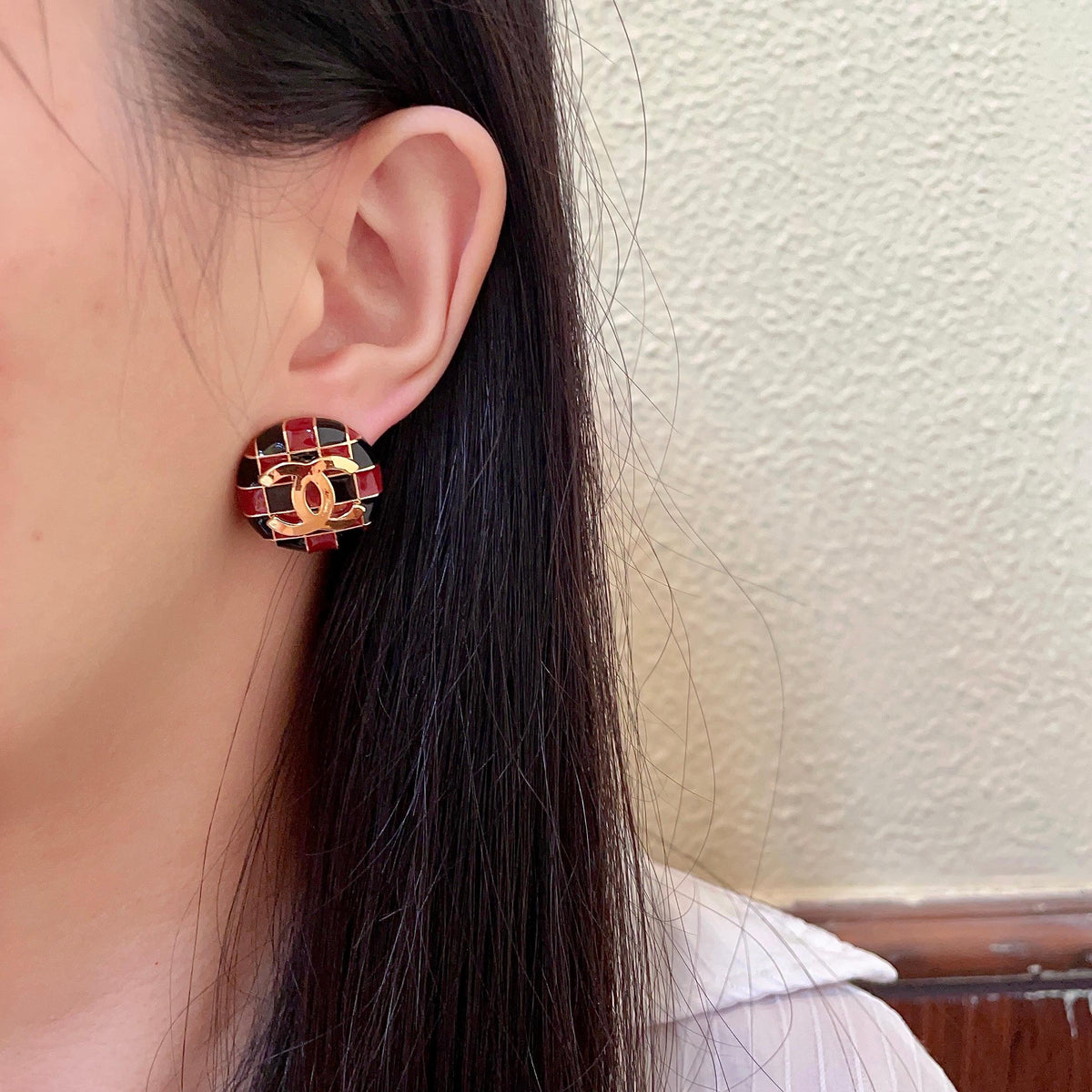 Double-C Emblem Stud Earrings in Polished Metal-Tone – Checkerboard detail view