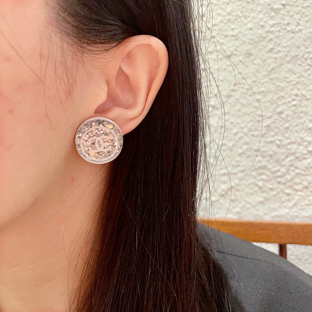 Double-C Emblem Stud Earrings in Polished Metal-Tone – Design 371 detail view