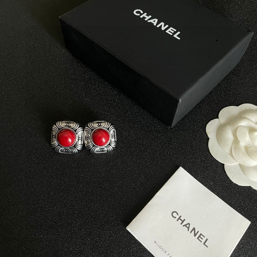 Double-C Emblem Stud Earrings in Polished Metal-Tone – Design 186 close-up detail