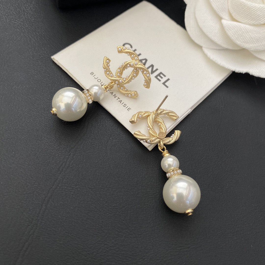 Pearl Pearl-Detail Stud Earrings – Pearl Detail – Design 013 close-up detail