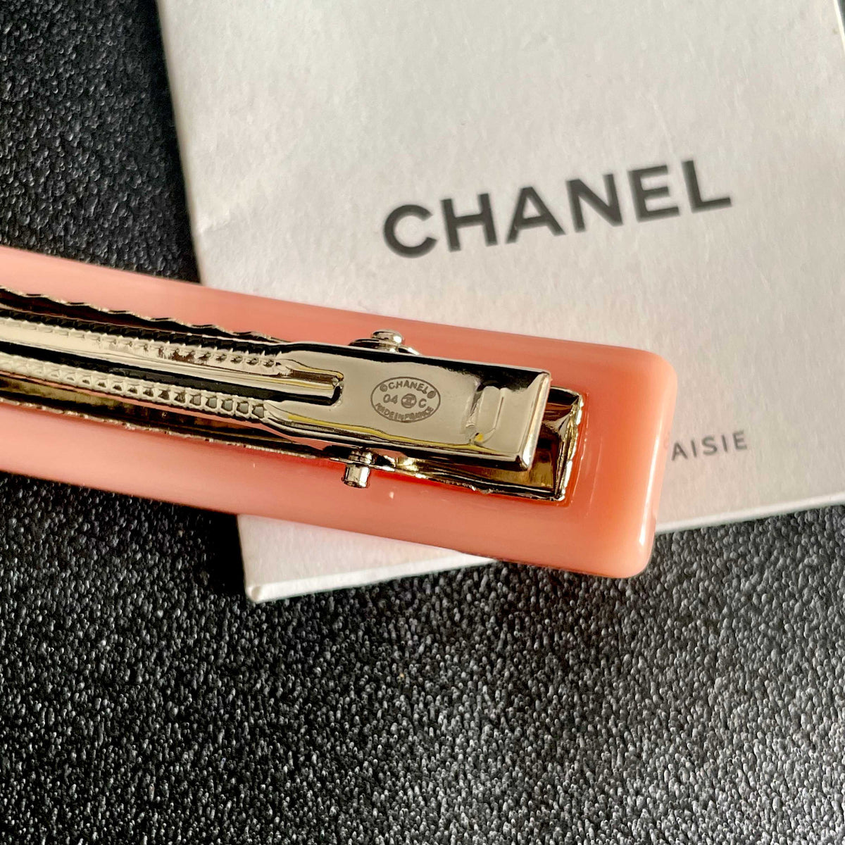 Double-C Emblem Hair Clip – Design 020 main product view