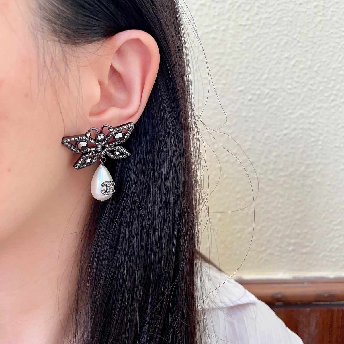 Double-C Emblem Pearl-Detail Statement Earrings – Pearl Detail – Design 018 detail view