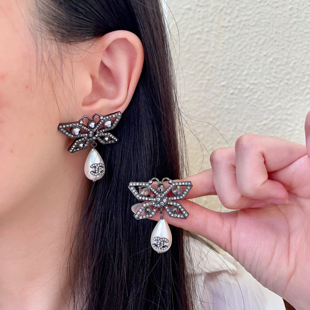 Double-C Emblem Pearl-Detail Statement Earrings – Pearl Detail – Design 018 main product view
