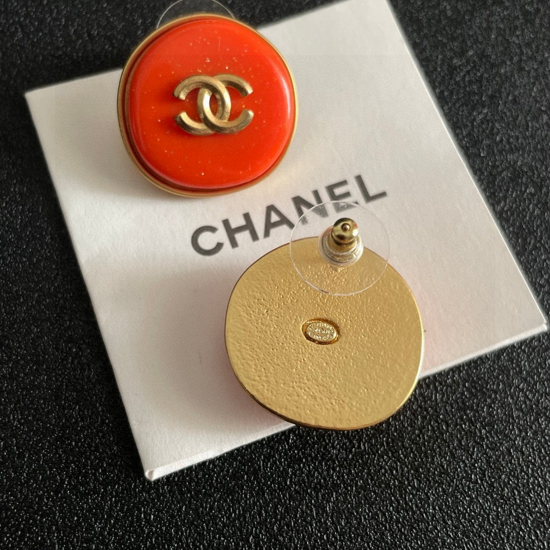 Double-C Emblem Stud Earrings in Polished Metal-Tone – Design 270 main product view