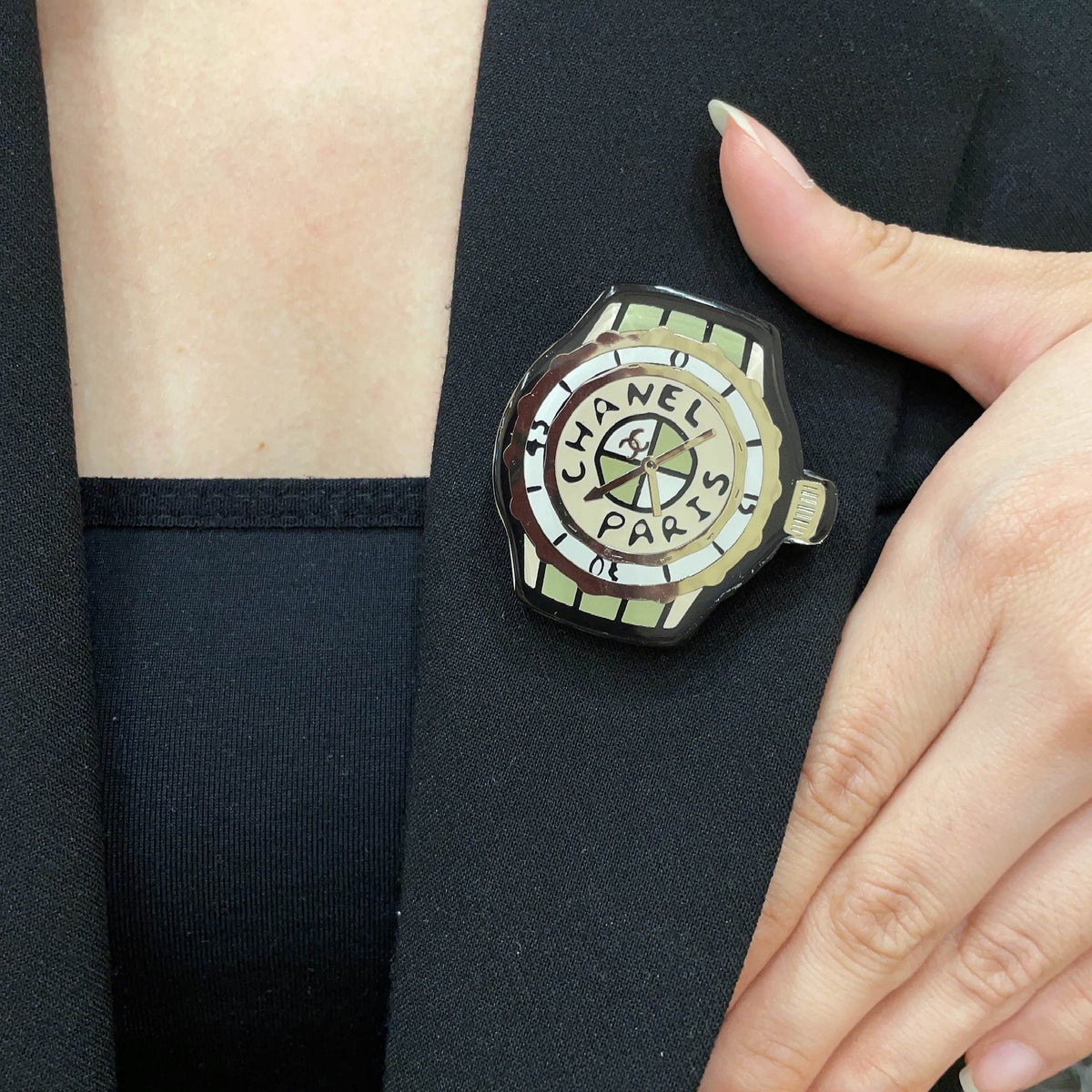 Double-C Emblem Brooch in Polished Metal-Tone – Design 050 main product view