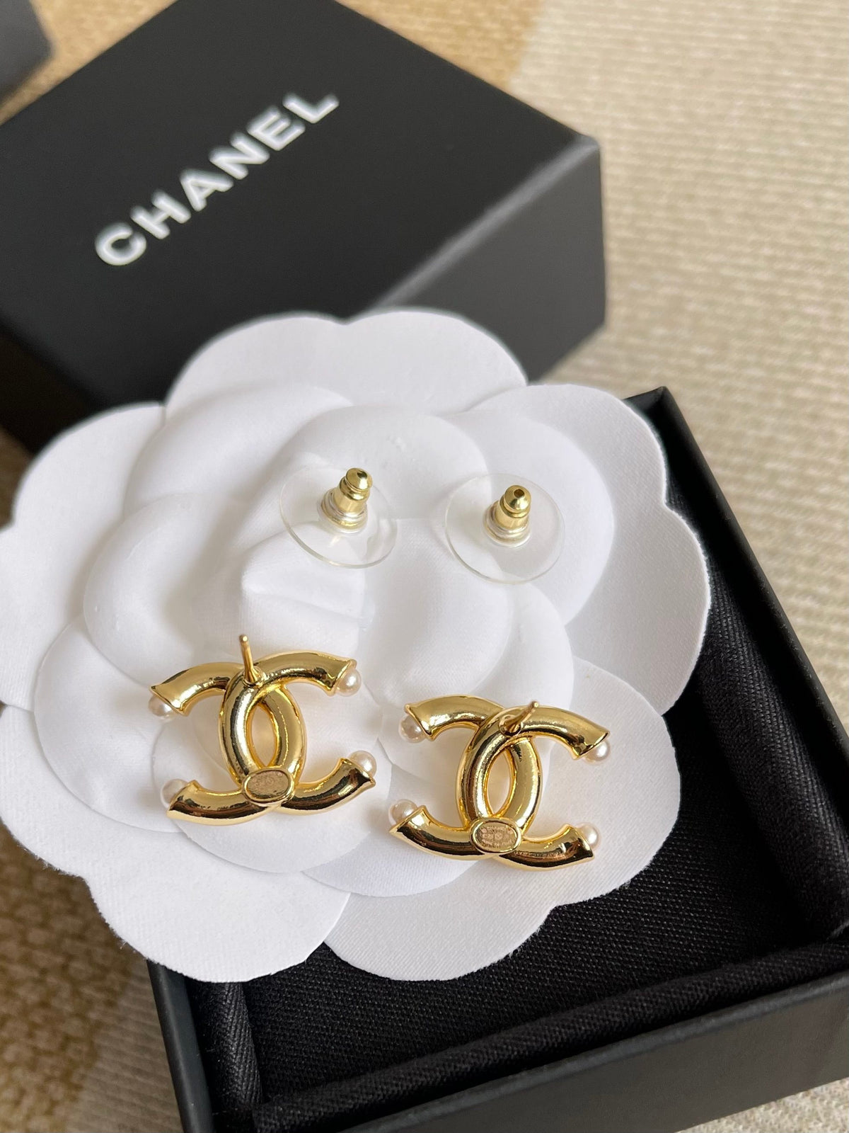 Double-C Emblem Pearl-Detail Stud Earrings – Pearl Detail – Design 014 side detail