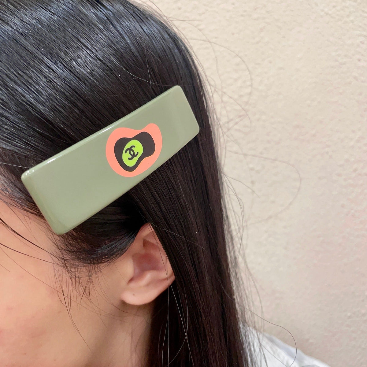 Double-C Emblem Hair Clip – Design 037 main product view