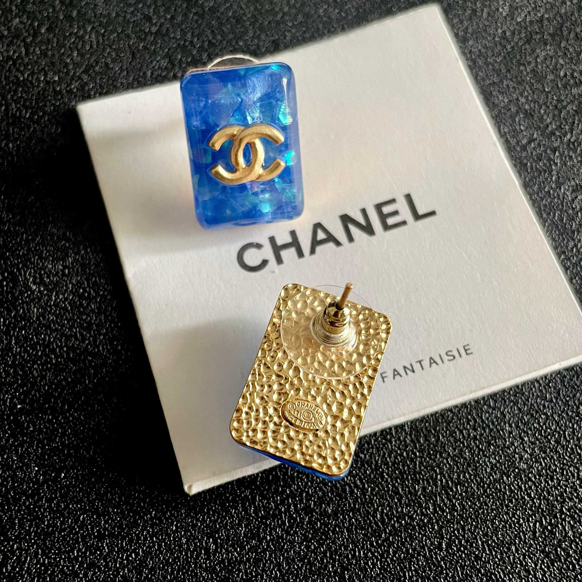 Double-C Emblem Stud Earrings in Polished Metal-Tone – Design 475 main product view