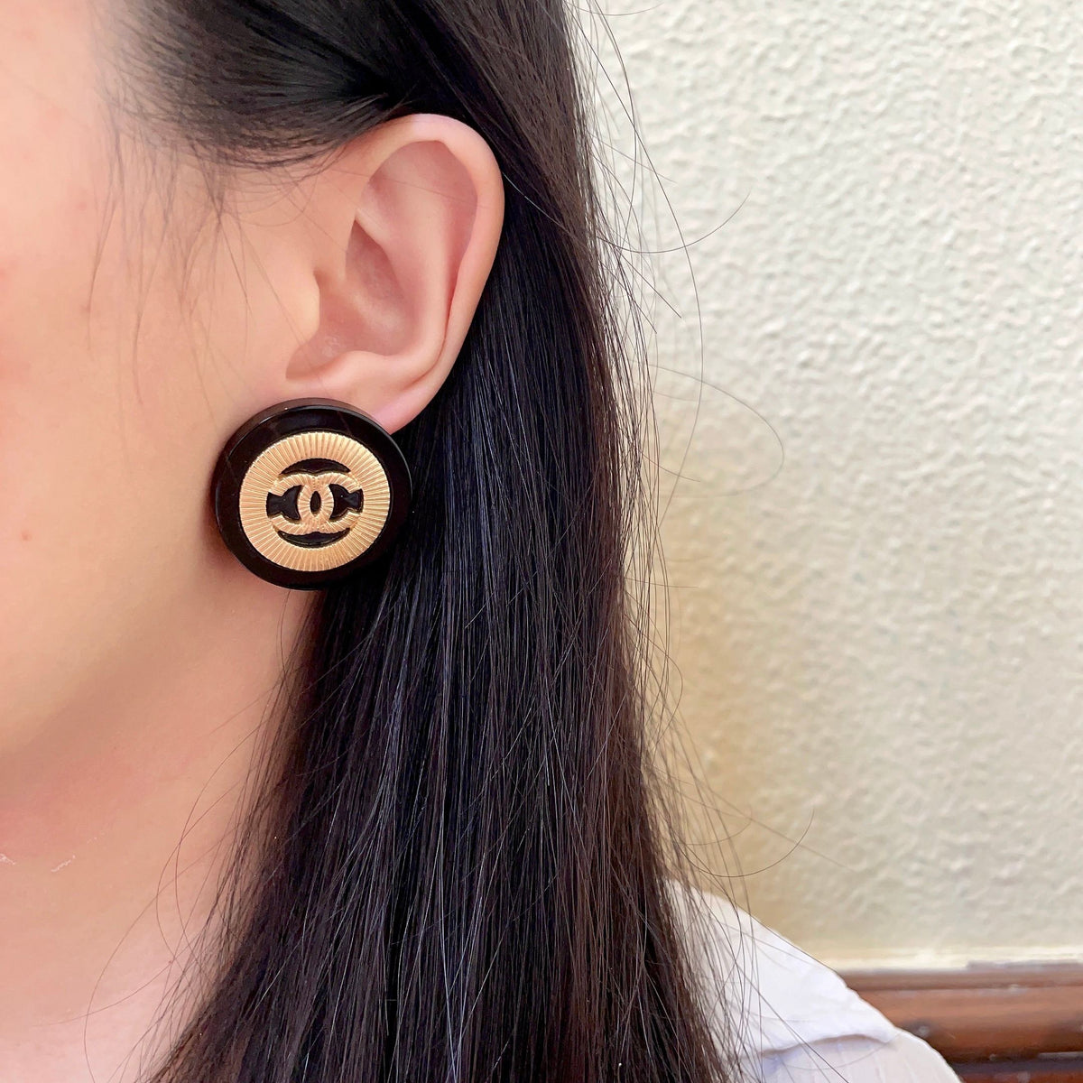 Double-C Emblem Stud Earrings in Polished Metal-Tone – Design 041 detail view