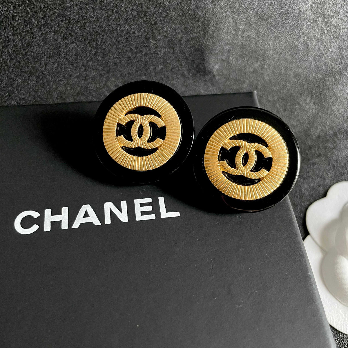 Double-C Emblem Stud Earrings in Polished Metal-Tone – Design 041 detail view