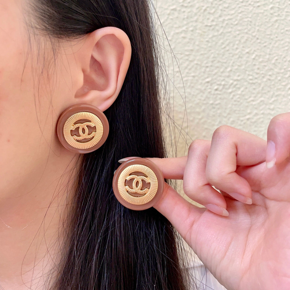 Double-C Emblem Stud Earrings in Polished Metal-Tone – Design 051 main product view