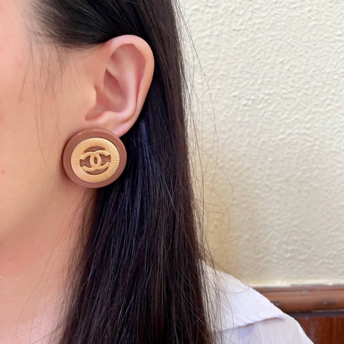 Double-C Emblem Stud Earrings in Polished Metal-Tone – Design 028 detail view