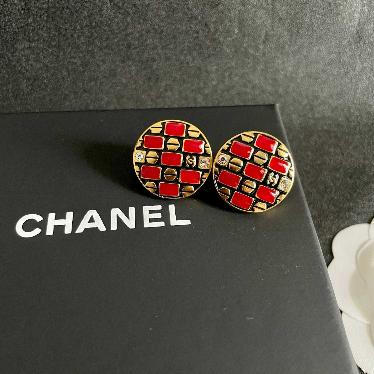 Double-C Emblem Stud Earrings in Polished Metal-Tone – Design 047 detail view