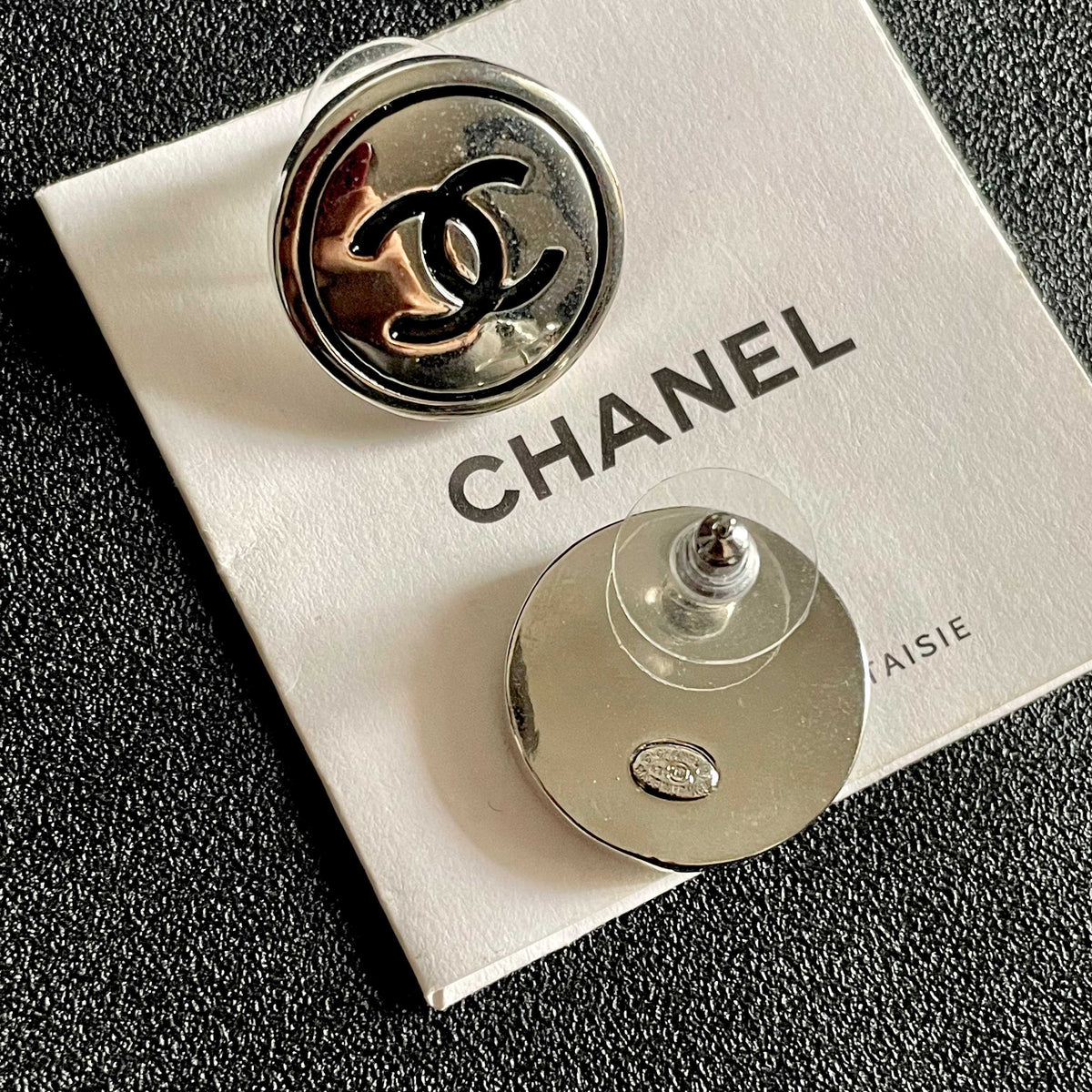Double-C Emblem Stud Earrings in Polished Metal-Tone – Design 164 main product view