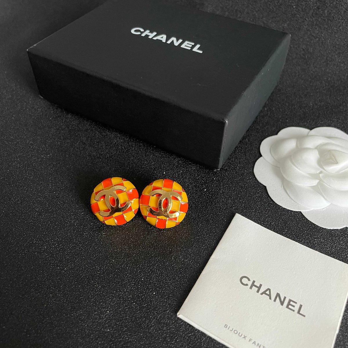 Double-C Emblem Stud Earrings in Polished Metal-Tone – Checkerboard – Design 004 close-up detail