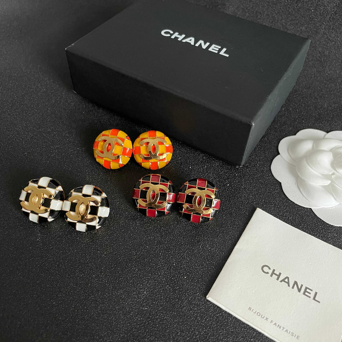 Double-C Emblem Stud Earrings in Polished Metal-Tone – Checkerboard – Design 003 close-up detail