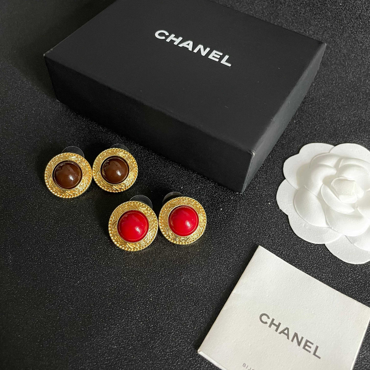 Double-C Emblem Stud Earrings in Polished Metal-Tone – Design 032 side detail