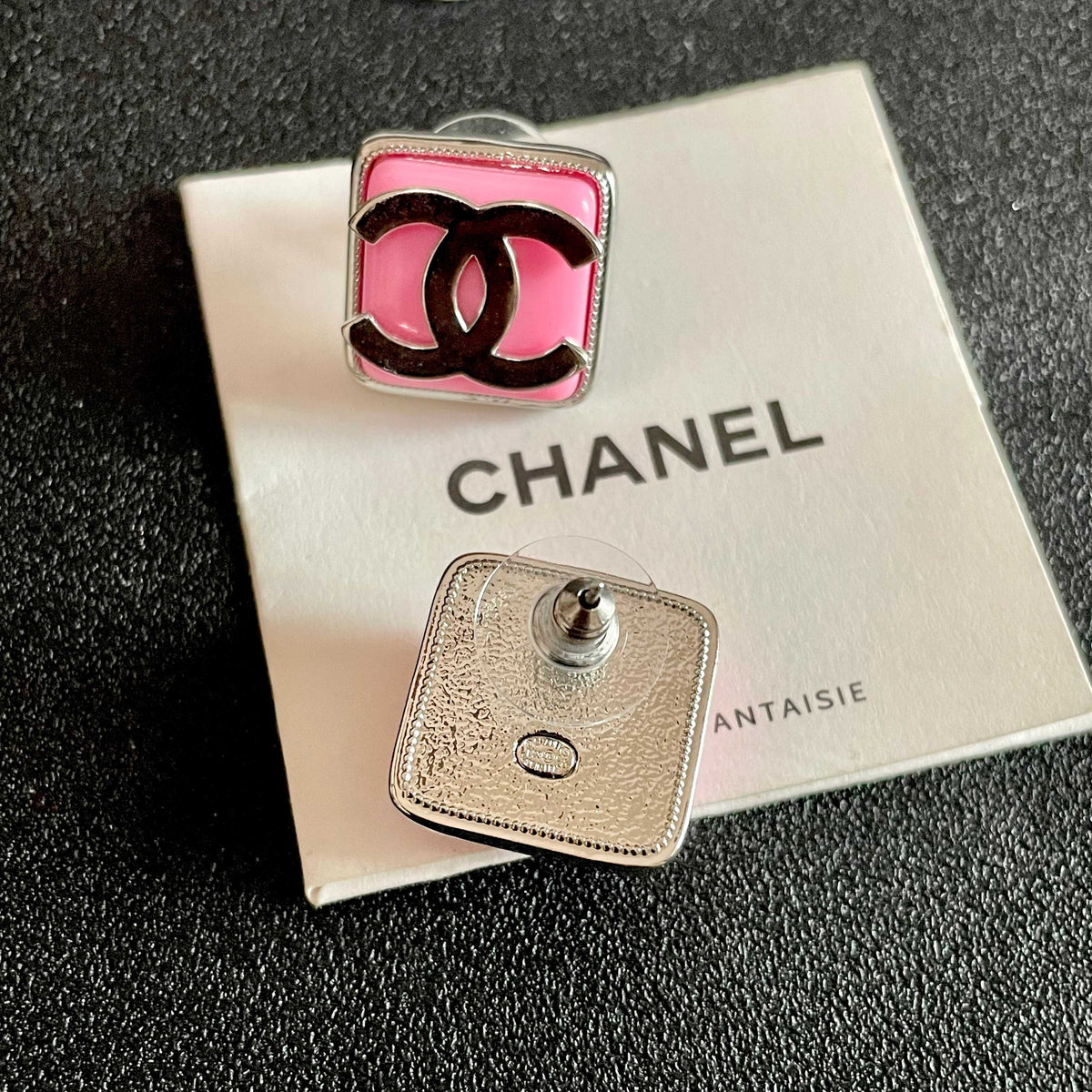 Double-C Emblem Stud Earrings in Polished Metal-Tone – Design 190 main product view