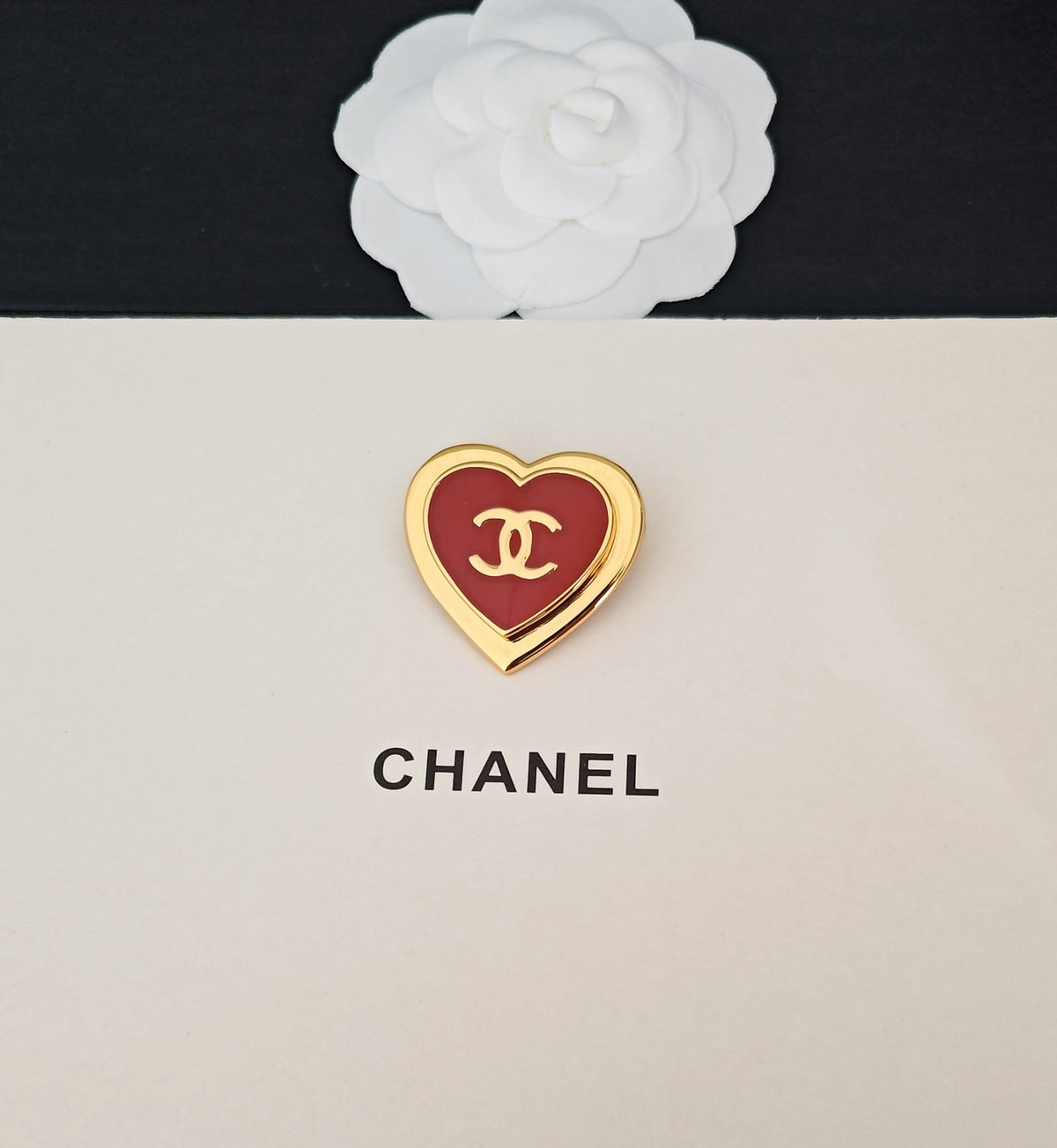 Heart Brooch in Gold-Tone – Heart Detail – Design 002 detail view
