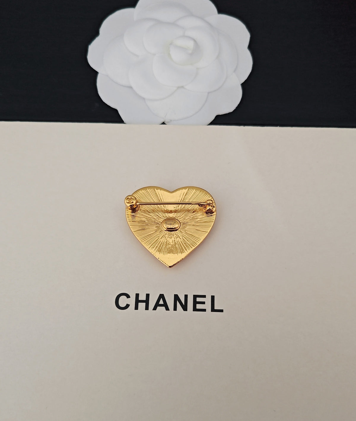 Heart Brooch in Gold-Tone – Heart Detail – Design 002 side detail