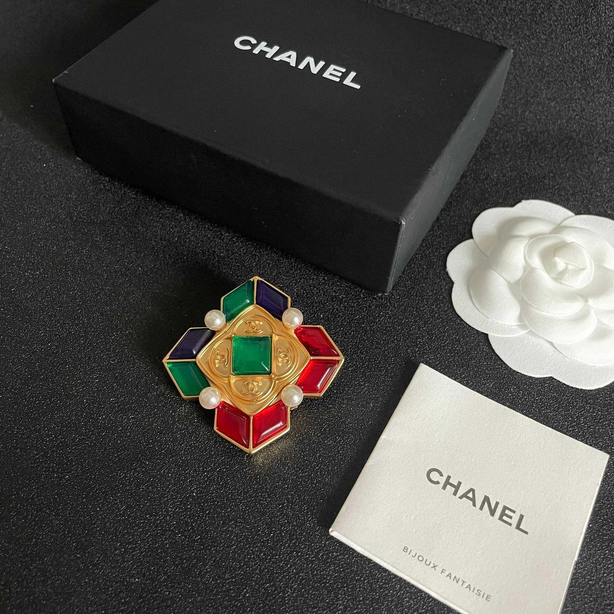 Double-C Emblem Brooch in Polished Metal-Tone – Design 030 close-up detail