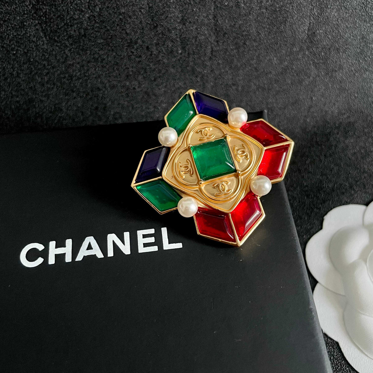 Double-C Emblem Brooch in Polished Metal-Tone – Design 030 detail view