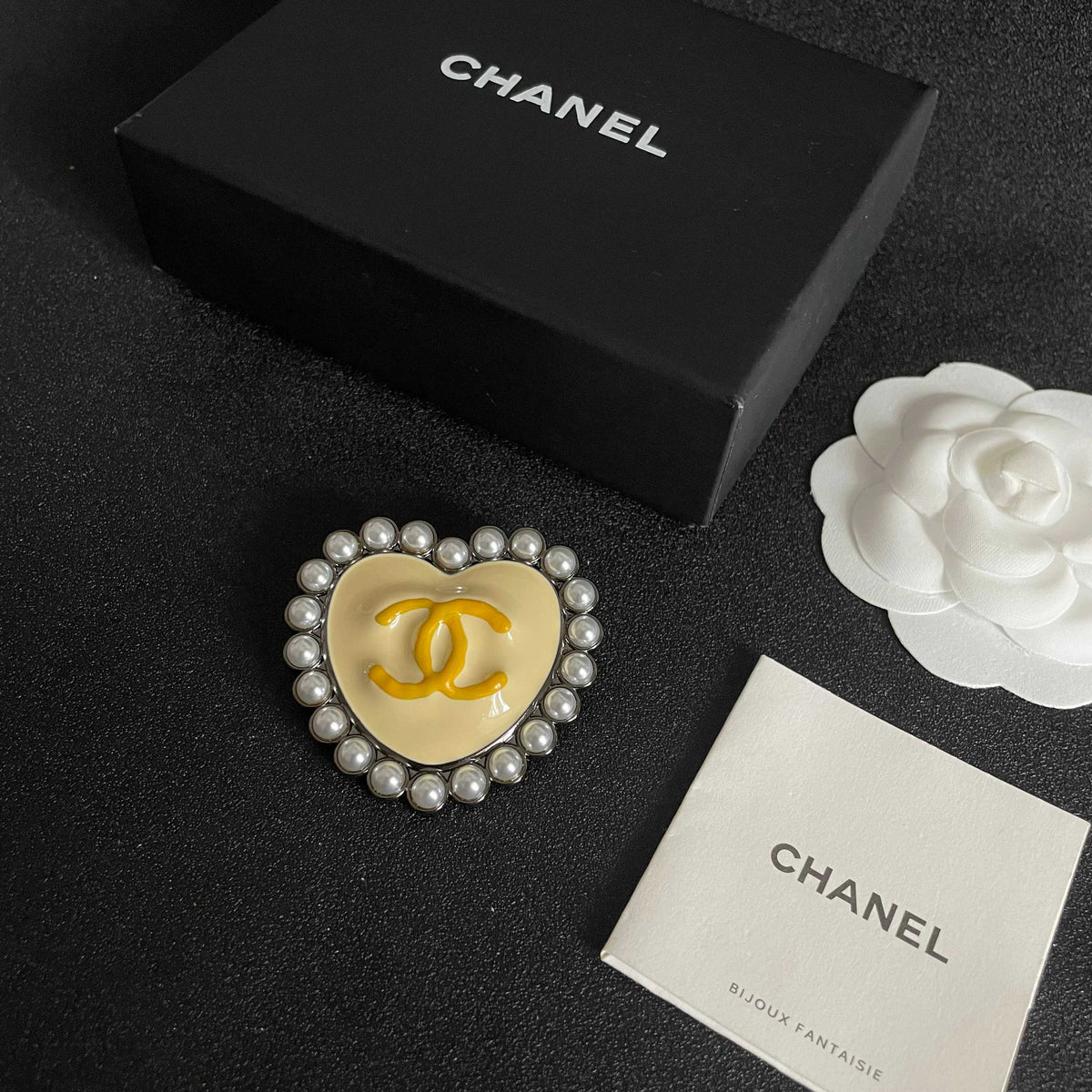 Double-C Emblem Brooch in Polished Metal-Tone – Pearl Detail – Design 006 close-up detail