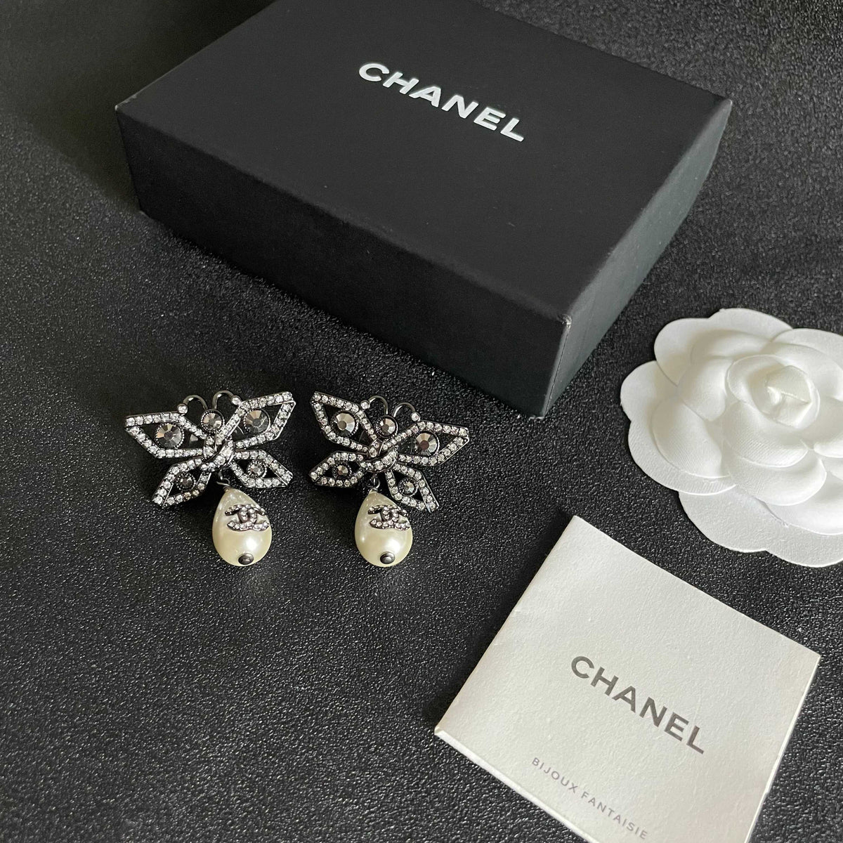 Double-C Emblem Pearl-Detail Statement Earrings – Pearl Detail – Design 014 close-up detail