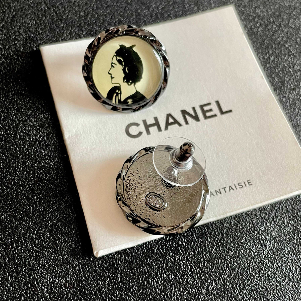 Double-C Emblem Stud Earrings in Polished Metal-Tone – Design 255 main product view