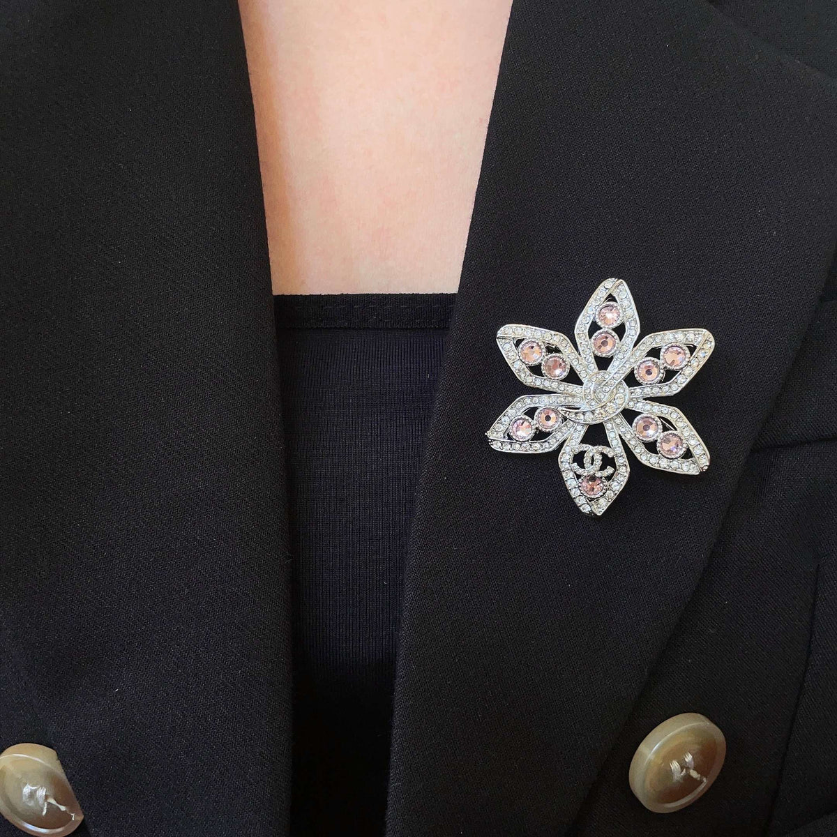 Pearl Brooch in Polished Metal-Tone – Pearl Detail – Design 006 front product view