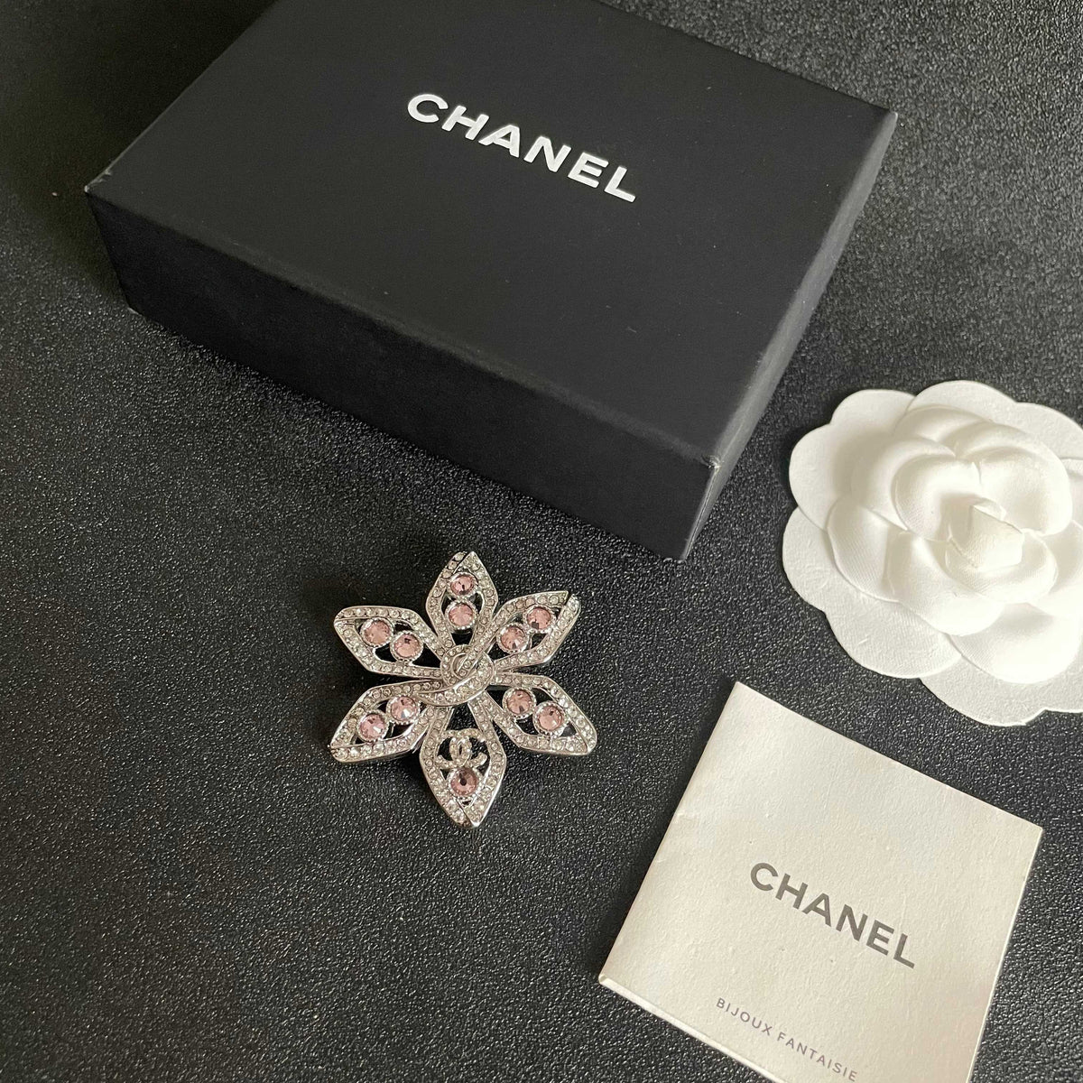 Pearl Brooch in Polished Metal-Tone – Pearl Detail – Design 006 close-up detail