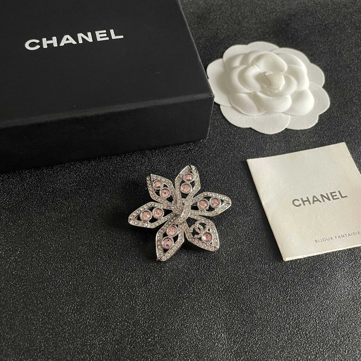 Pearl Brooch in Polished Metal-Tone – Pearl Detail – Design 006 styled product view