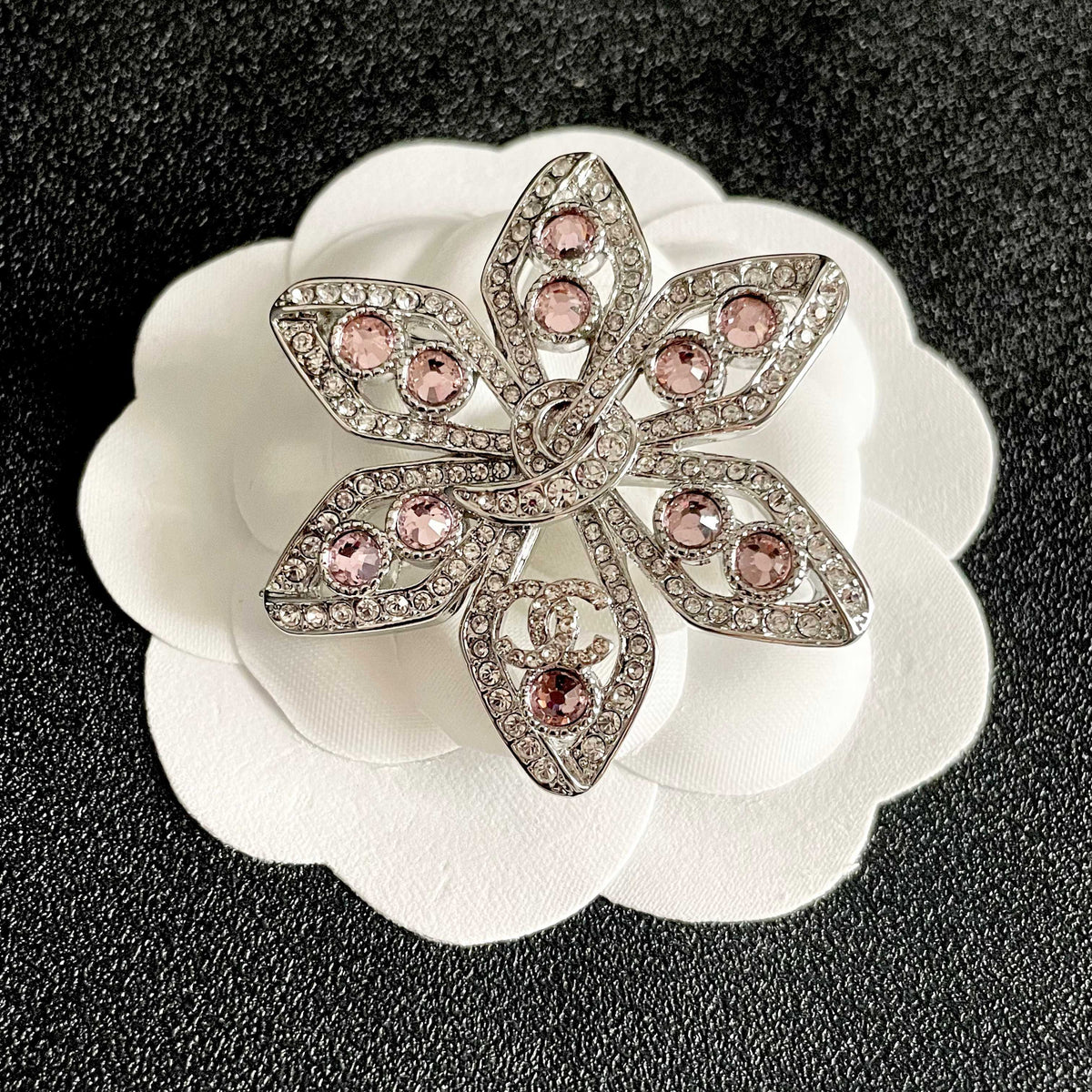 Pearl Brooch in Polished Metal-Tone – Pearl Detail – Design 006 front product view