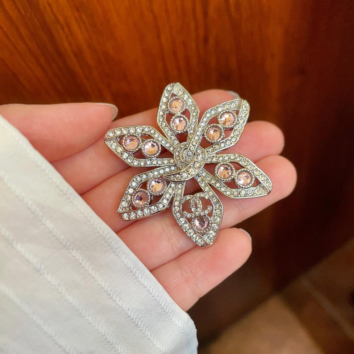Pearl Brooch in Polished Metal-Tone – Pearl Detail – Design 006 side detail