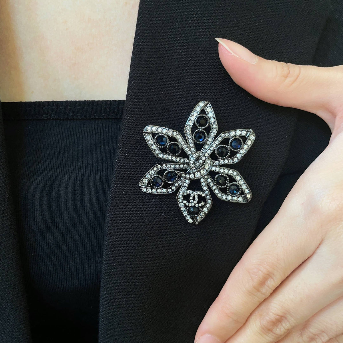 Pearl Brooch in Polished Metal-Tone – Pearl Detail – Design 005 main product view