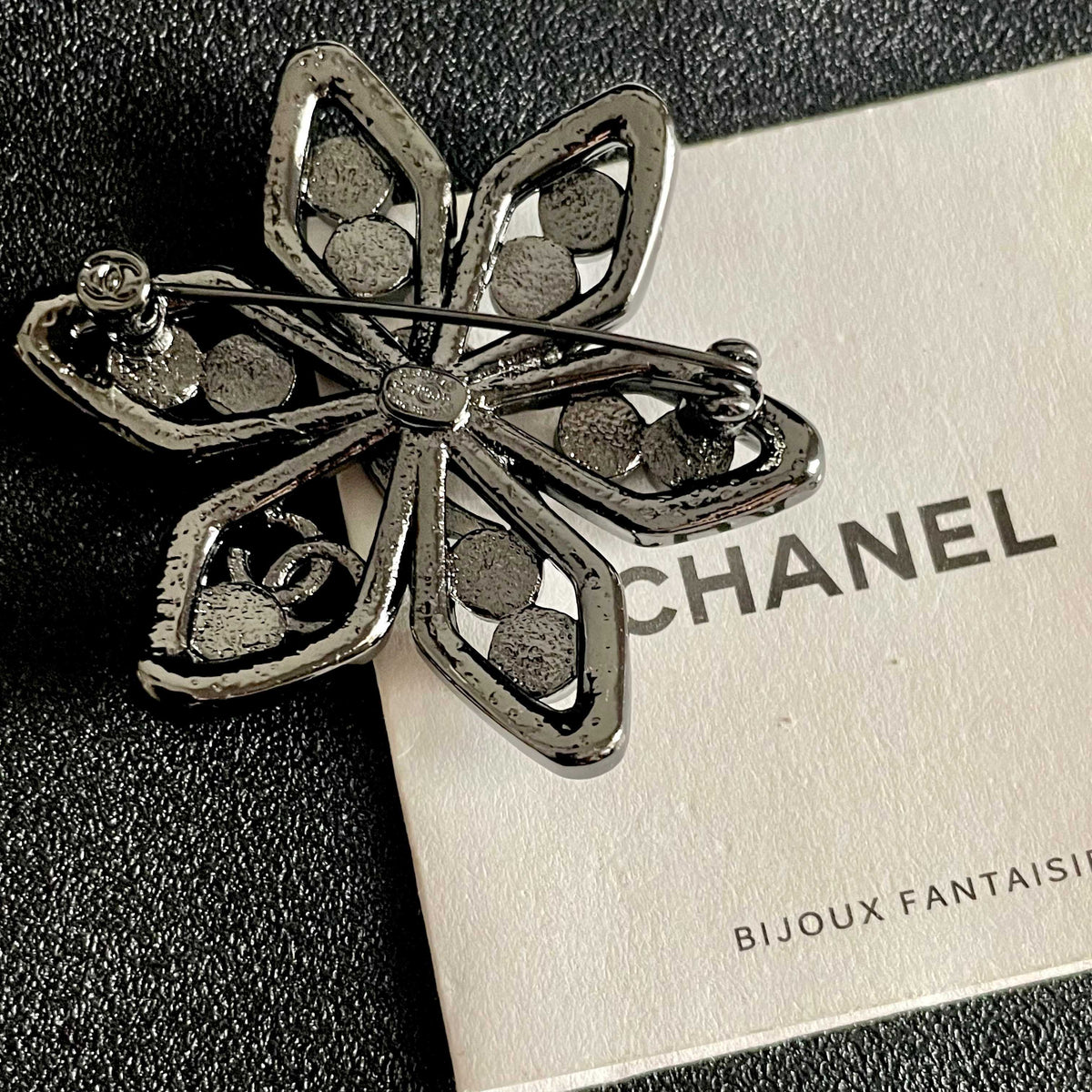 Pearl Brooch in Polished Metal-Tone – Pearl Detail – Design 005 main product view