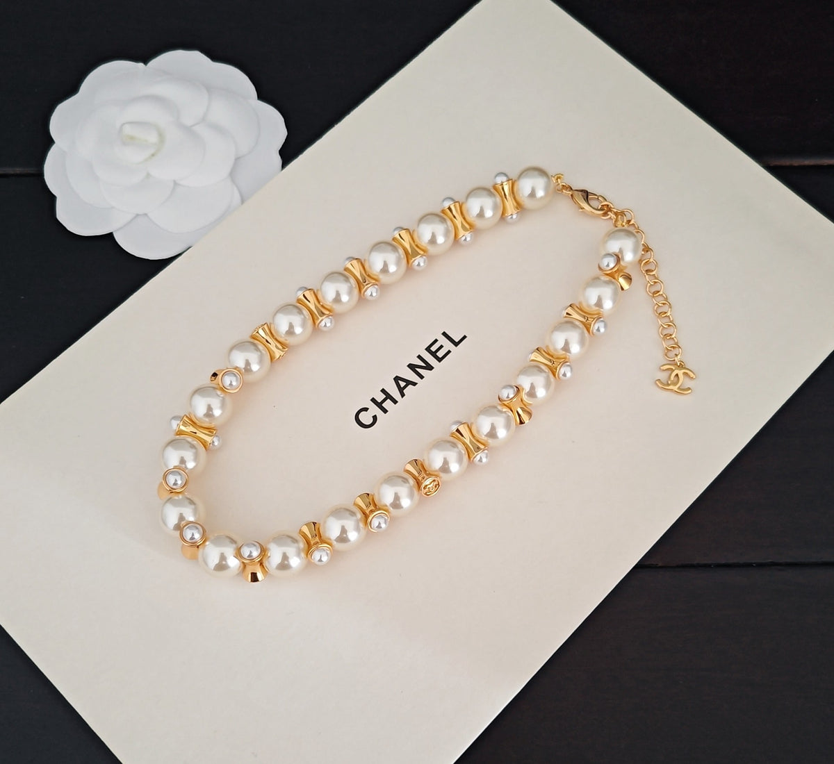 Pearl Pearl-Detail Pendant Necklace – Pearl Detail – Design 054 detail view