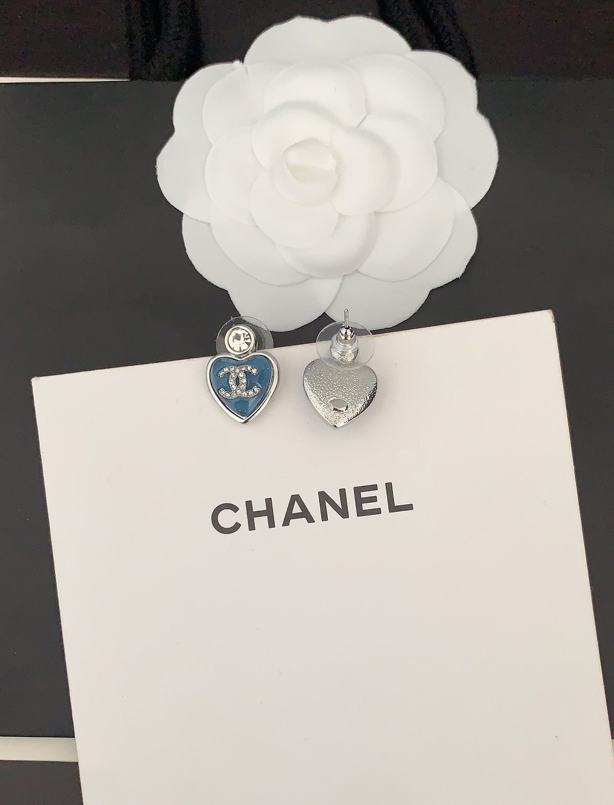 Heart Stud Earrings in Gold-Tone – Heart Detail – Design 002 detail view
