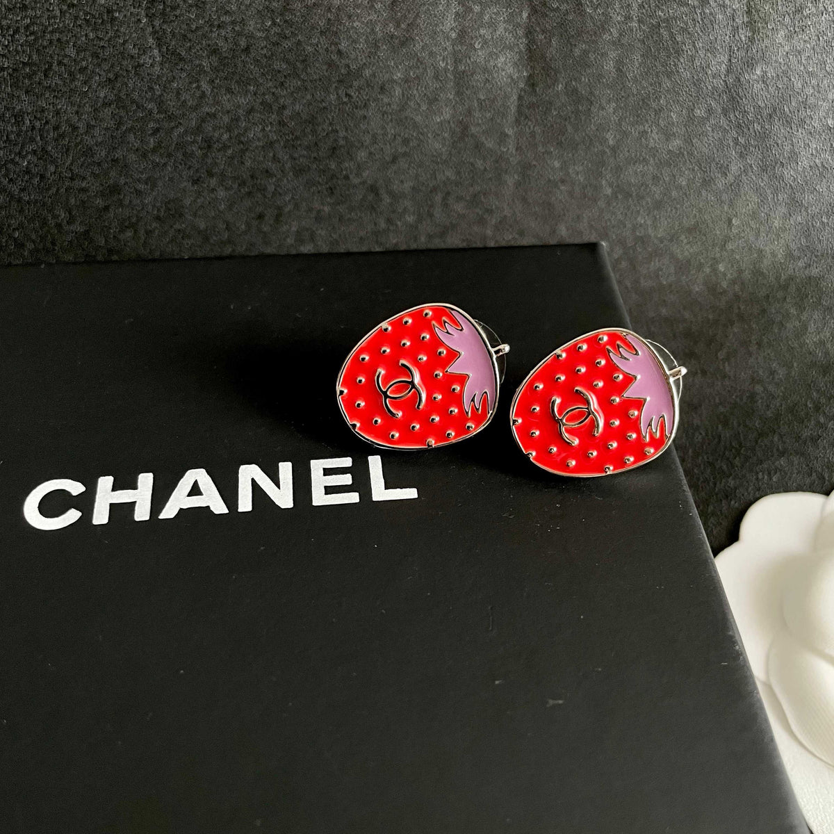 Double-C Emblem Stud Earrings in Polished Metal-Tone – Design 291 detail view