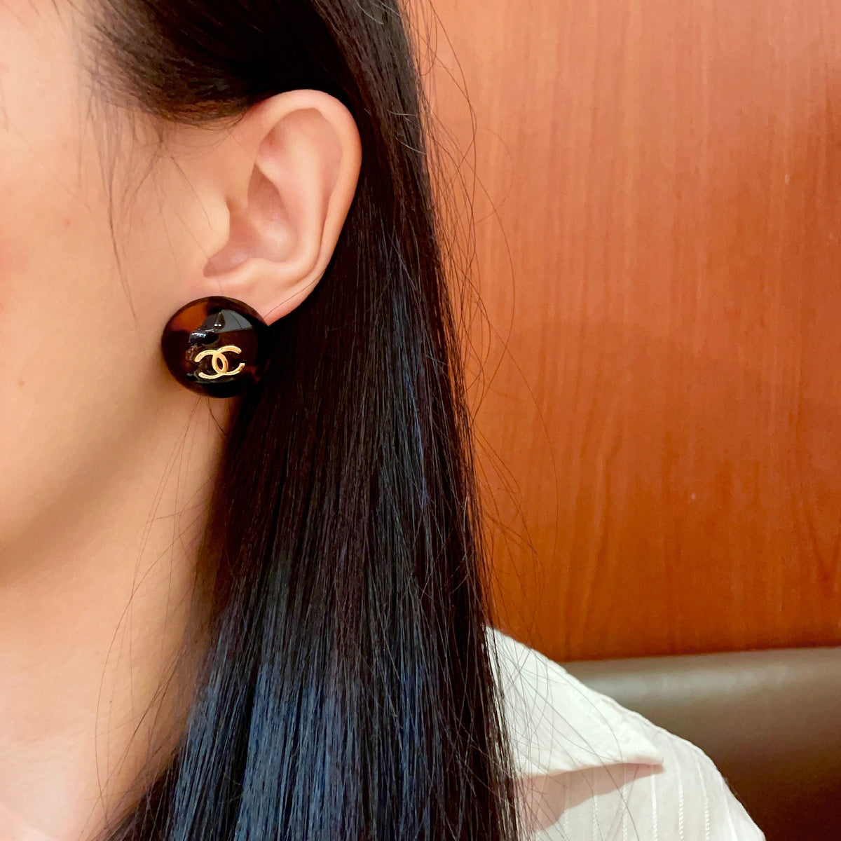 Double-C Emblem Stud Earrings in Polished Metal-Tone – Design 333 detail view