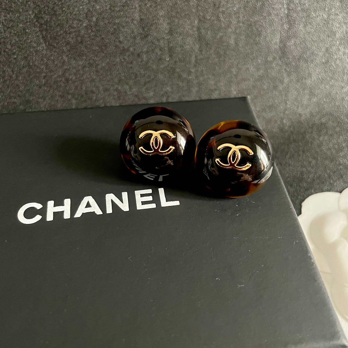 Double-C Emblem Stud Earrings in Polished Metal-Tone – Design 333 detail view