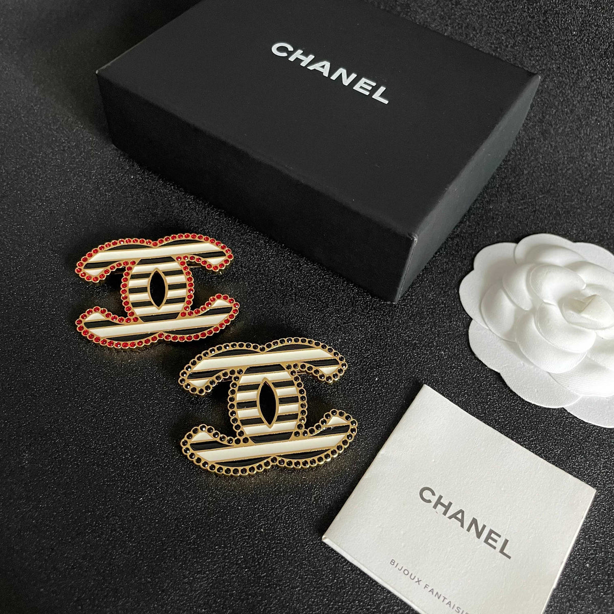 Double-C Emblem Brooch in Polished Metal-Tone – Design 066 close-up detail