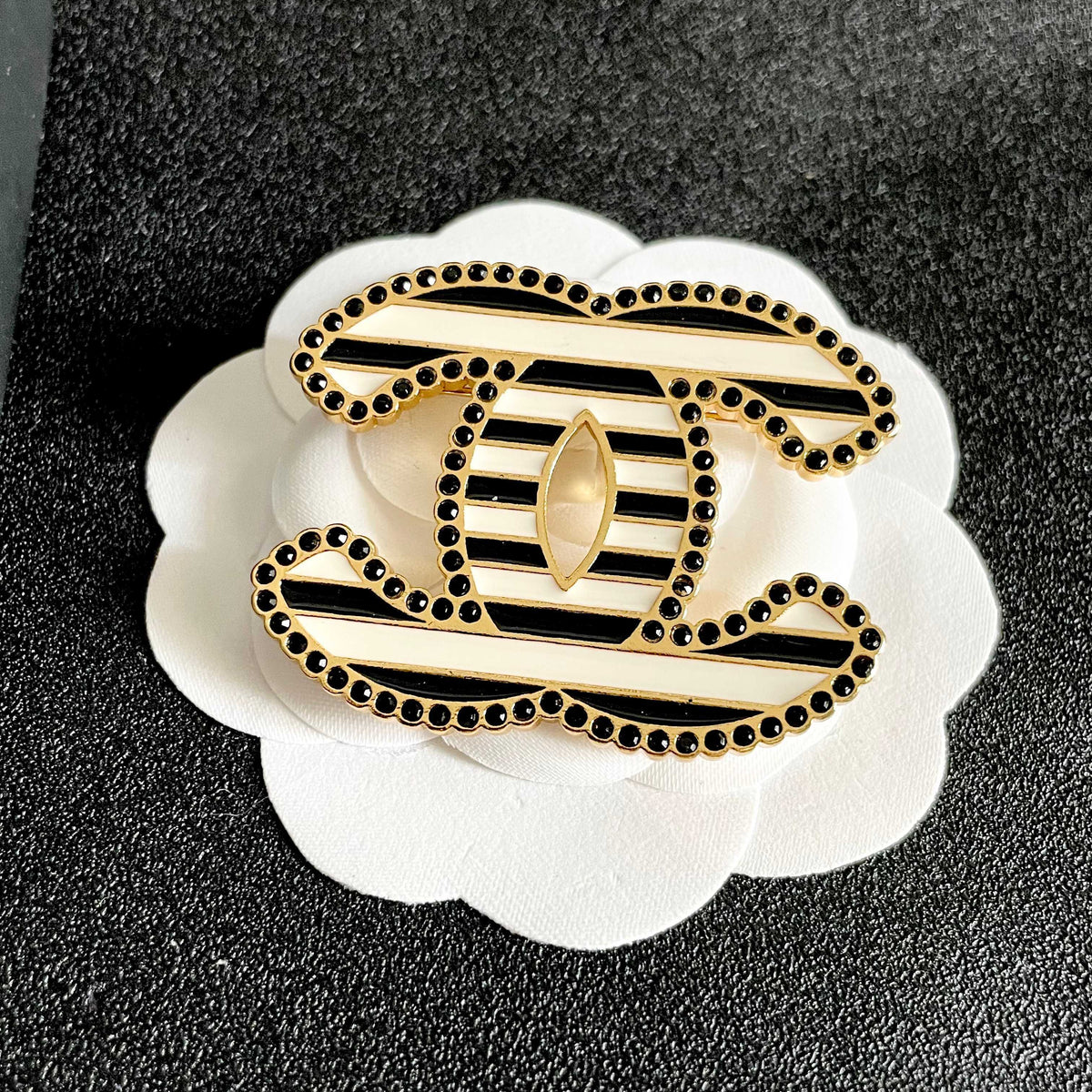 Double-C Emblem Brooch in Polished Metal-Tone – Design 066 front product view