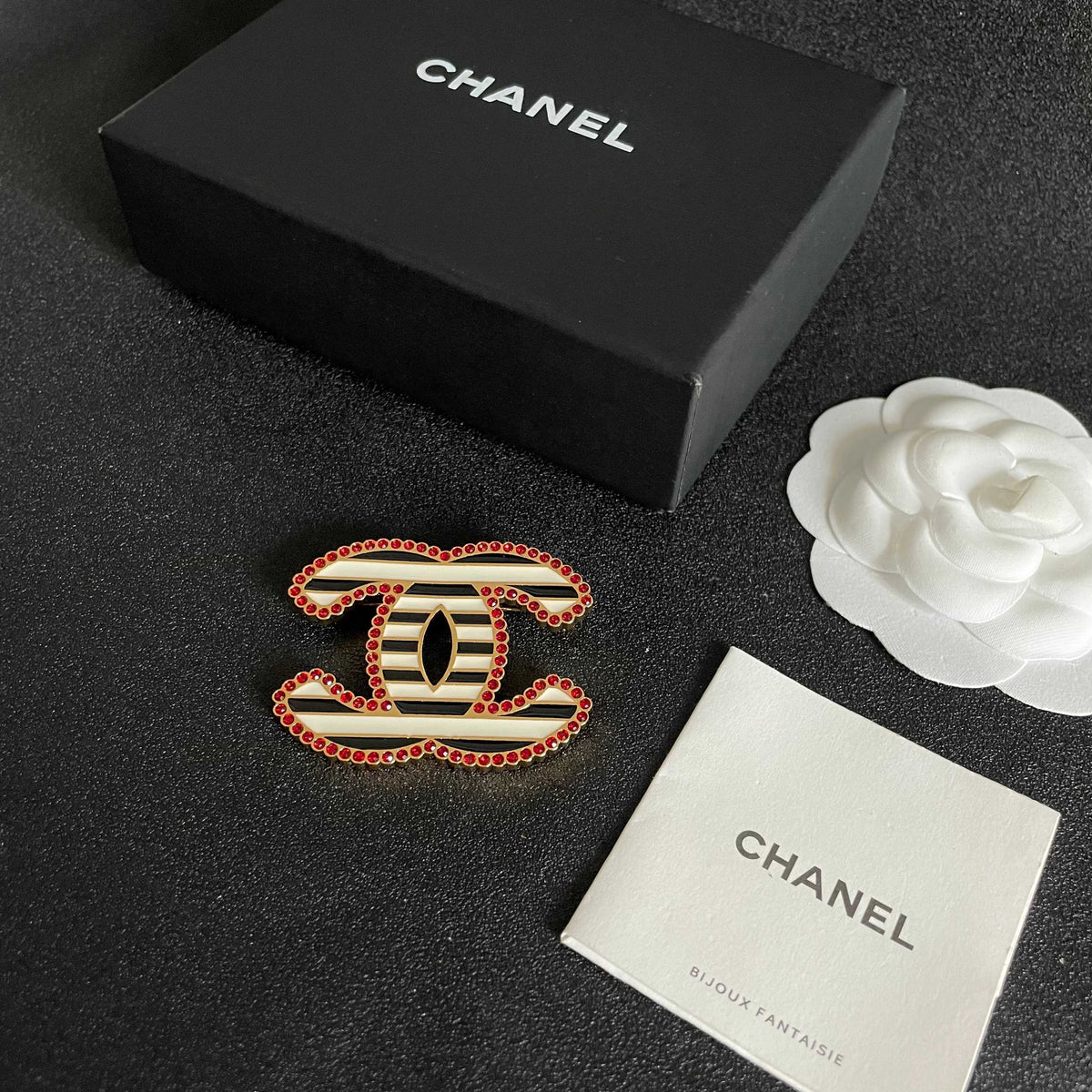 Double-C Emblem Brooch in Polished Metal-Tone – Design 065 close-up detail