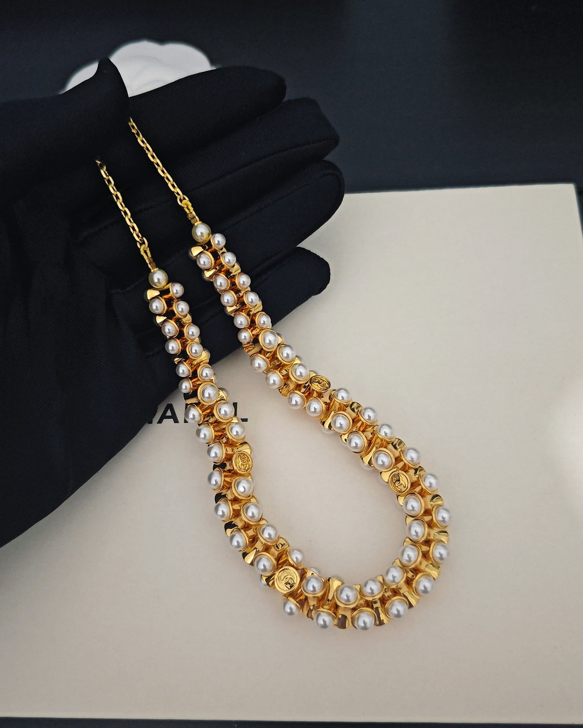 Pearl Pearl-Detail Pendant Necklace – Pearl Detail – Design 002 detail view